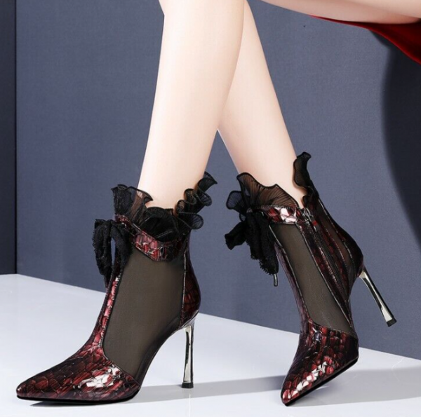 Ankle boots dengan tali ruffle